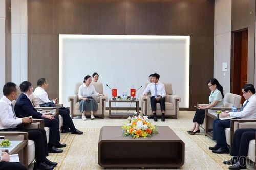 Chủ tịch UBND tỉnh Trần Huy Tuấn tiếp xã giao đoàn đại biểu huyện Hà Khẩu, tỉnh Vân Nam, Trung Quốc