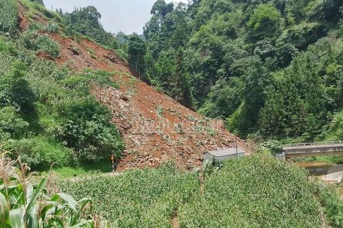Bắc Hà: Sạt lở lớn gây ách tắc giao thông