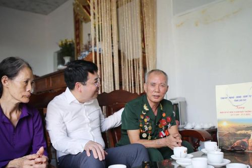 Phó Bí thư Tỉnh ủy Nguyễn Tuấn Anh thăm, tặng quà gia đình chính sách, người có công tại xã Gia Phú