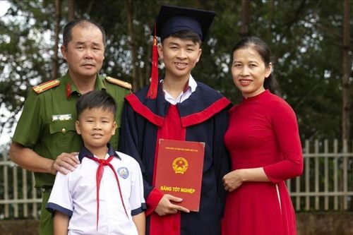 Hành trình đạt thủ khoa trường chuyên của cậu học trò vùng biên