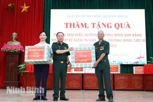 Quân ủy Trung ương - Bộ Quốc phòng thăm, tặng quà Trung tâm Điều dưỡng thương binh Kim Bảng