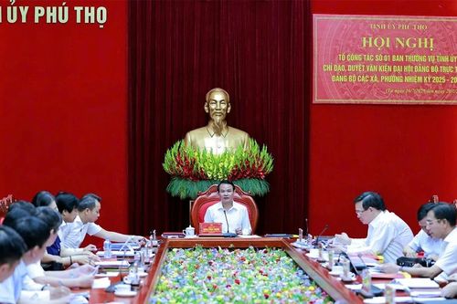Bí thư Tỉnh ủy Đặng Xuân Phong và Tổ công tác số 1 chỉ đạo, duyệt văn kiện Đại hội Đảng bộ các xã