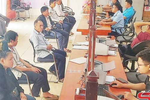 Lấy người dân và doanh nghiệp làm trung tâm
