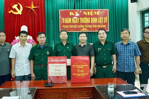 Thăm, tặng quà thương binh, bệnh binh được điều dưỡng tại Ninh Bình