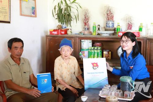 Thăm, tặng quà gia đình chính sách tại xã Đại Từ