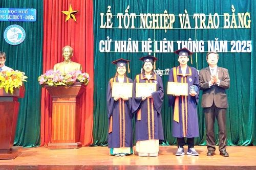 Trao bằng tốt nghiệp cho 80 tân cử nhân hệ liên thông