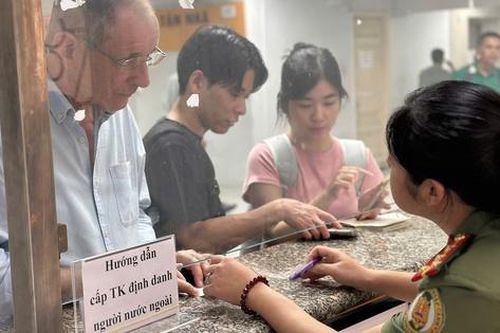 TP.HCM: Làm việc đến đêm cấp định danh điện tử cho người nước ngoài
