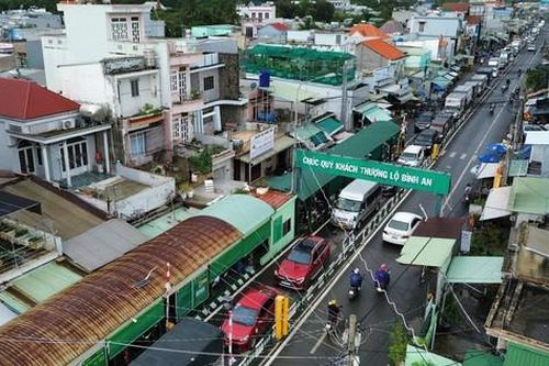 Tránh kẹt xe trên cao tốc, hàng ngàn tài xế 'chôn chân' ở phà Cát Lái