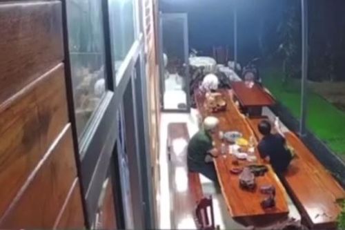 Người đàn ông bị bắn tử vong khi đang ngồi nhậu trước nhà