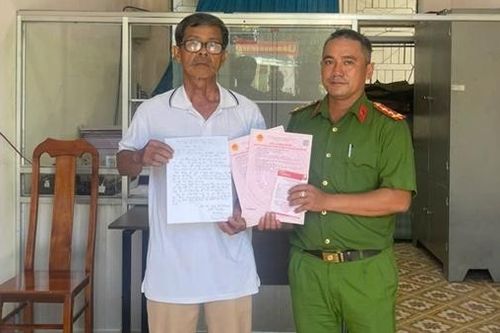 Nhặt được gần 150 triệu đồng, nhờ Công an xã tìm trao lại cho người đánh rơi