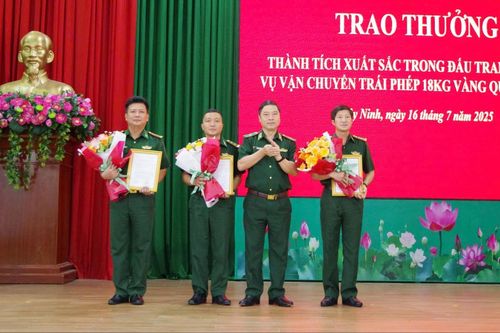 Phá vụ án vận chuyển 18kg vàng qua biên giới