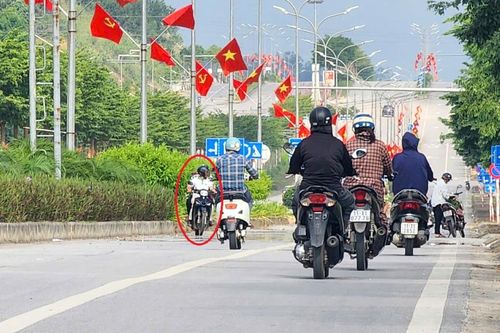 Đi ngược chiều trên đường Võ Nguyên Giáp gây nguy hiểm cho người tham gia giao thông