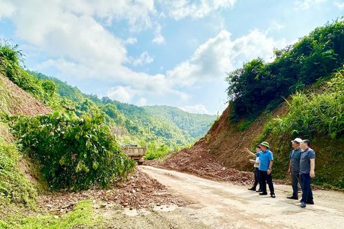 Kiểm tra tình hình sạt lở trên tuyến đường tỉnh 216