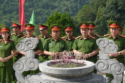 Công an tỉnh dâng hương Chủ tịch Hồ Chí Minh nhân kỷ niệm 63 năm Ngày thành lập lực lượng Cảnh sát nhân dân