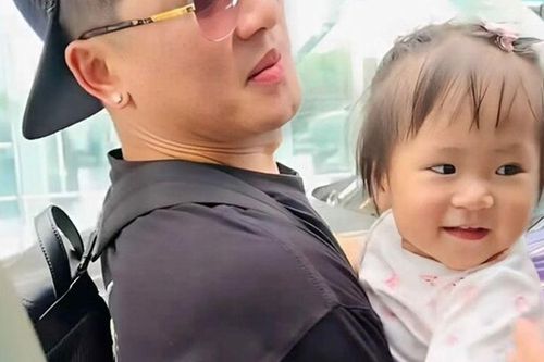 Con gái Thanh Trúc đẫm nước mắt khi chia tay bố Châu Khải Phong, ông xã nữ diễn viên không đeo nhẫn cưới