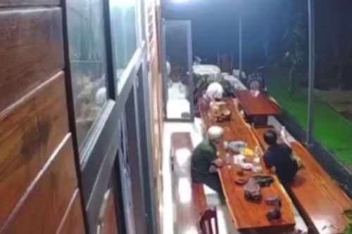 Đoạn camera ghi lại cảnh người đàn ông bị bắn tử vong khi đang ngồi nhậu tại nhà