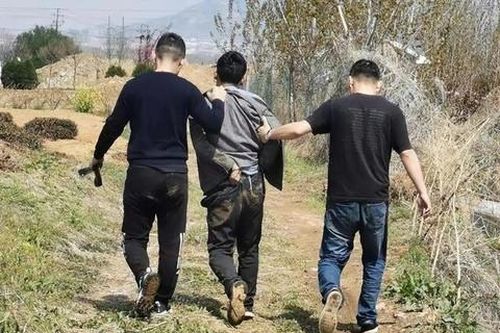 Kỳ 1: 'Hai ngón' hành sự giữa ban ngày