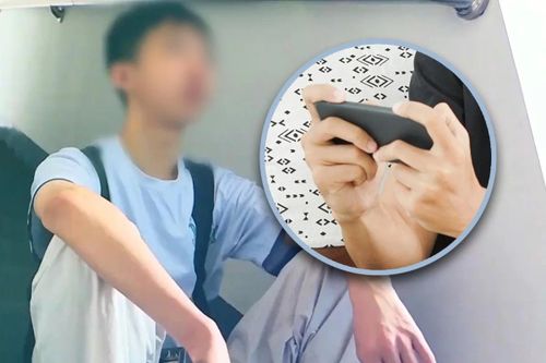 Học giỏi nhưng điểm đại học không cao, nam sinh bị mẹ đuổi khỏi nhà, đổi mã cửa