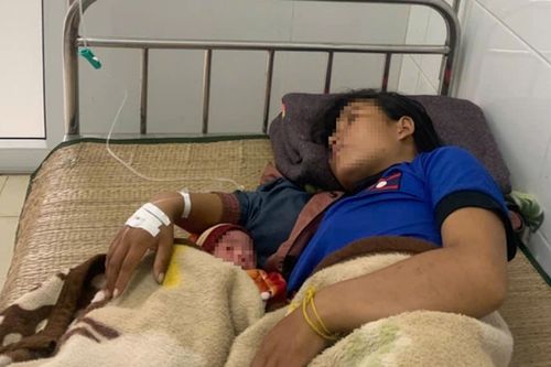 Cán bộ y tế vùng biên hỗ trợ thai phụ người Lào 'vượt cạn' giữa rừng