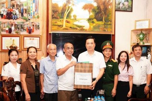 Phường Yên Hòa thăm, tặng quà gia đình chính sách nhân dịp 27-7