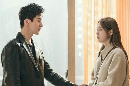 Lee Dong Wook lúng túng khi tạo dáng cùng Lee Sung Kyung tại họp báo phim 'The Nice Guy'
