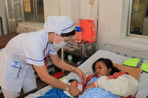 Đội ngũ hộ sinh đóng vai trò quan trọng trong chăm sóc sức khỏe bà mẹ và trẻ sơ sinh