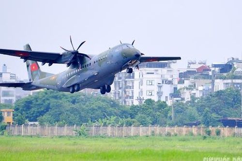 Sau 40 năm đội hình máy bay vận tải lại 'sải cánh' trên bầu trời Hà Nội