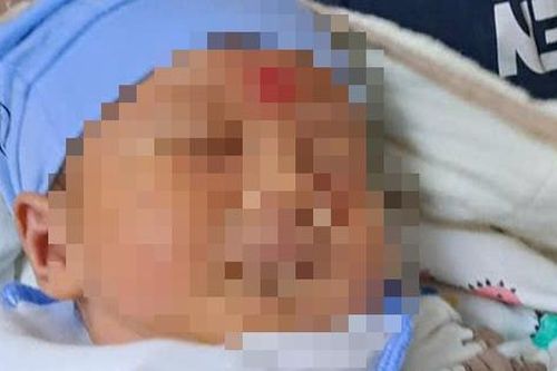 Trên đường đi chơi về, người dân phát hiện bé trai sơ sinh bị bỏ rơi trong đêm