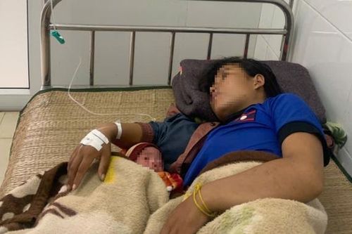Cán bộ y tế vùng biên hỗ trợ thai phụ người Lào 'vượt cạn' giữa rừng
