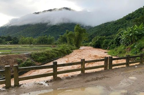 Tìm thấy thi thể người mẹ bị lũ cuốn trôi