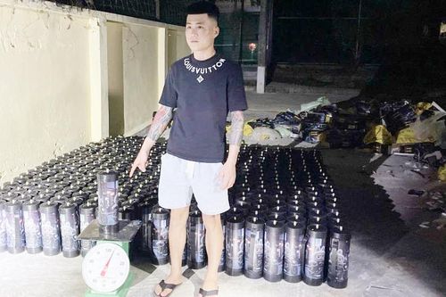 Bộ đội biên phòng bắt giữ vụ vận chuyển 'khí cười' số lượng lớn