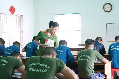 Thắp lên niềm hy vọng từ con chữ