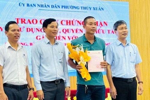 Phường đầu tiên ở Huế cấp và trao giấy chứng nhận quyền sử dụng đất cho người dân