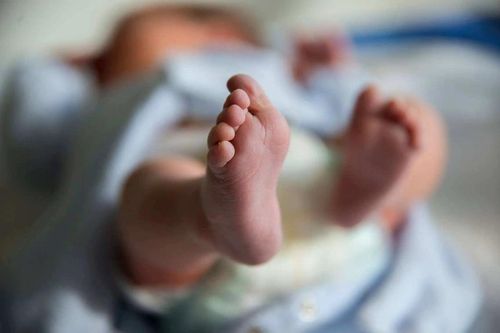 Em bé có 3 cha mẹ chào đời tại Anh