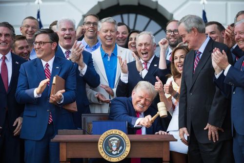 Ông Trump làm gì sau nửa năm nhiệm kỳ hai