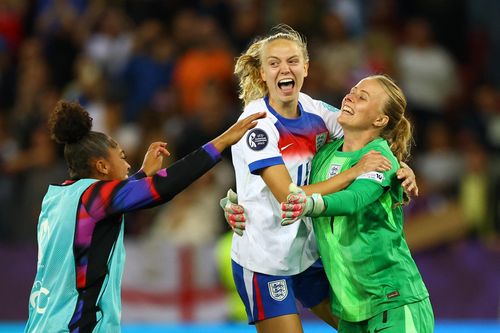 Trận cầu điên rồ với 9 quả penalty hỏng ở Euro 2025