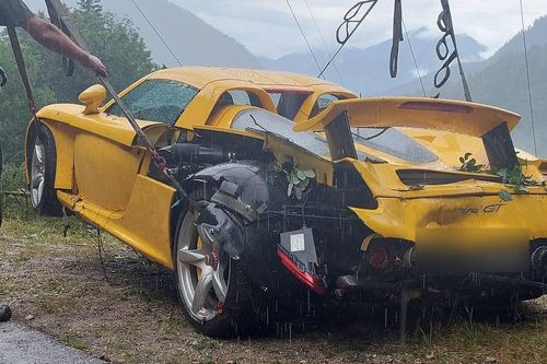 Siêu xe Porsche Carrera GT bay xuống vực, 2 người thoát chết