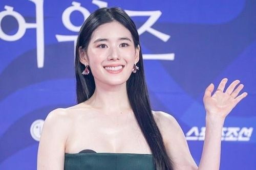 Nữ diễn viên gặp sự cố váy áo trên thảm đỏ