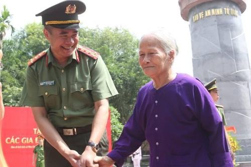 Công an TP Hà Nội tổ chức 'Về nguồn'