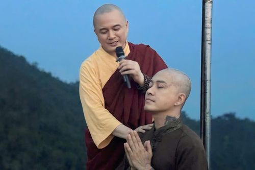 Tuấn Hưng cạo trọc đầu
