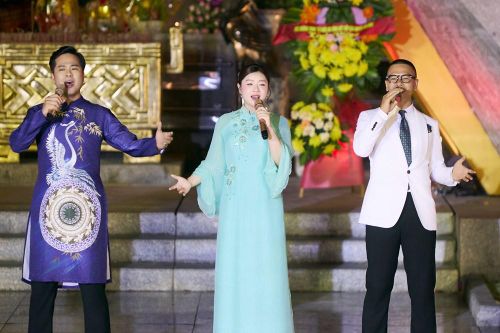 Sao mai Thu Hằng xúc động hát tri ân các Anh hùng - Liệt sĩ tại Quảng Trị