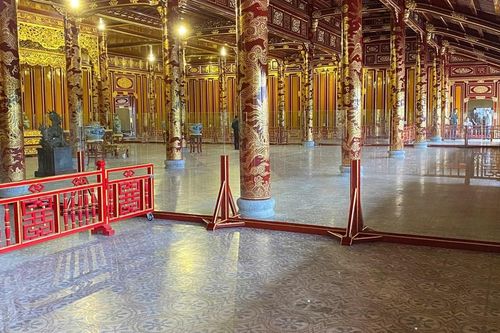 Lắp hàng rào kính cường lực và phân luồng lại tại di tích điện Thái Hòa