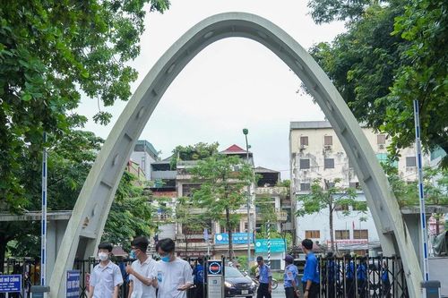 Đại học Bách khoa Hà Nội cung cấp công cụ tự động quy đổi điểm chuẩn tương đương năm 2025 cho thí sinh