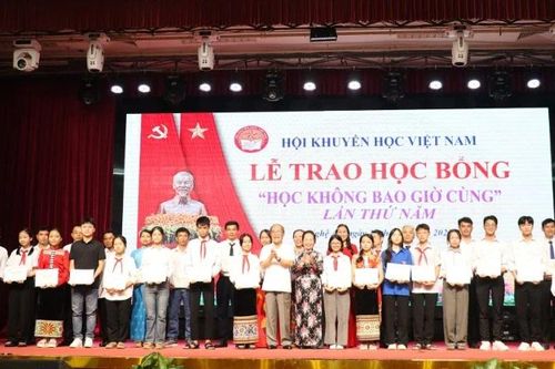 Trao học bổng 'Học không bao giờ cùng' lần thứ Năm