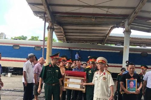 Truy điệu và an táng hài cốt liệt sĩ Phan Thành sau 58 năm hy sinh