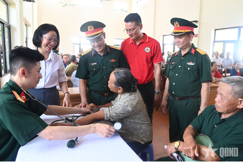 Khám bệnh, cấp thuốc miễn phí cho đối tượng chính sách tại phường Hoành Bồ (Quảng Ninh)