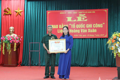 Xã Xuân Vân (Tuyên Quang) trao Bằng 'Tổ quốc ghi công' cho thân nhân liệt sĩ Hoàng Văn Xuân