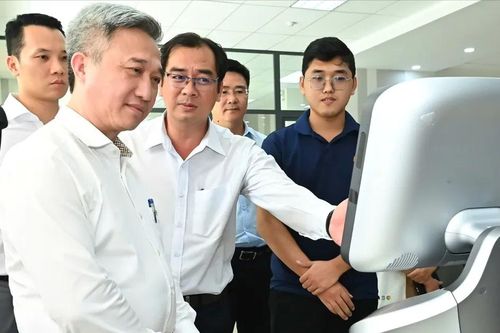 Phó Bí thư Thành ủy TPHCM đề nghị nhân rộng sử dụng robot phục vụ người dân