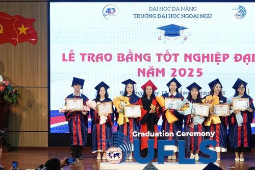 Hiệu trưởng Trường ĐH Ngoại ngữ Đà Nẵng mong SV phải 'nghe' bằng tư duy toàn cầu