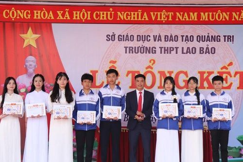 Ngôi trường sát biên giới Việt-Lào lần đầu tiên có học sinh đỗ tốt nghiệp 100%